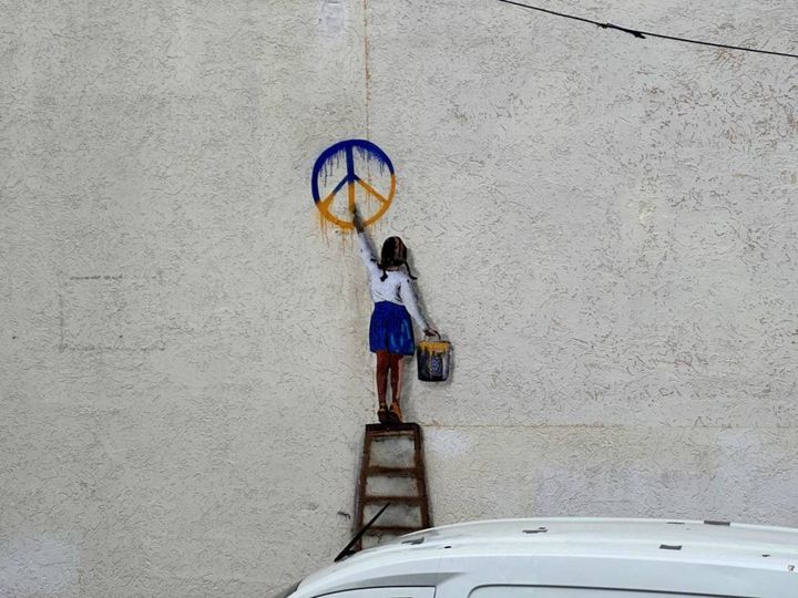 Il simbolo della pace nel murales di Tvboy