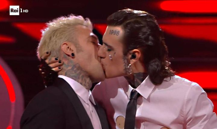 Il bacio tra Fedez e Rosa Chemical nella finale di Sanremo 2023
