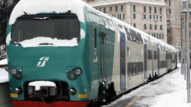 Maltempo, treno nella neve (foto di repertorio Ansa)
