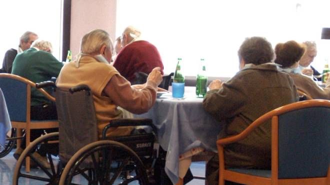 Anziani in una casa di riposo (foto di repertorio)