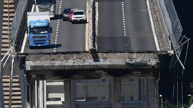 Genova, il ponte Morandi spezzato in due (Ansa)