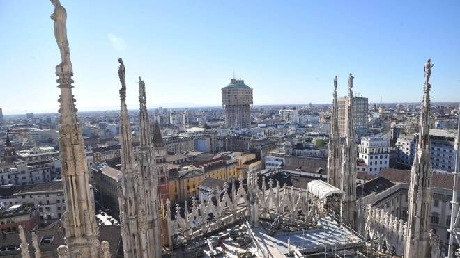 Panoramica di Milano dalle guglie del Duomo
