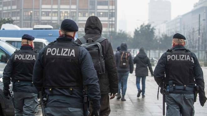 Polizia in piazza Duca d’Aosta a Milano 