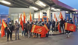 La protesta dei lavoratori all’esterno dell’ex polo produttivo di Osio Sotto