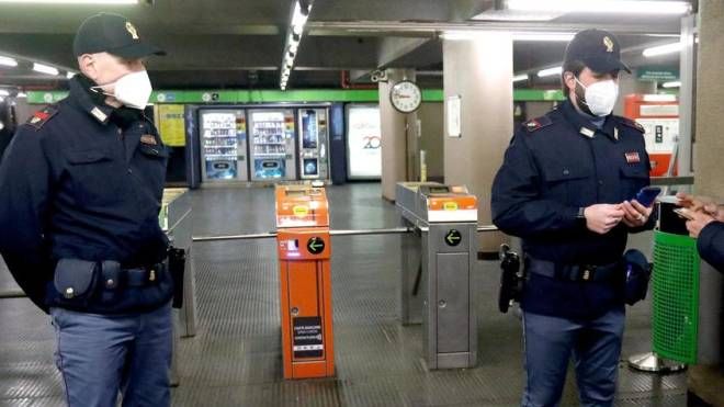 Poliziotti in metropolitana
