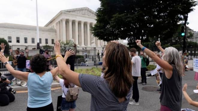 Anti-abortisti in preghiera davanti alla sede della Corte Suprema