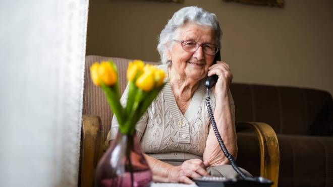 Una signora anziana al telefono