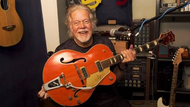 Randy Bachman con la chitarra ritrovata dopo 45 anni a Tokyo