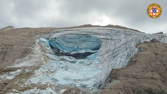 Frame tratto dal video fornito dal soccorso alpino mostra il seracco di ghiaccio crollato