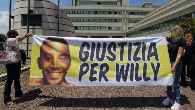 Lo striscione che chiedeva giustizia per Willy Monteiro