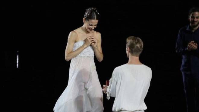 La proposta di matrimonio sul palco dell'Arena di Verona