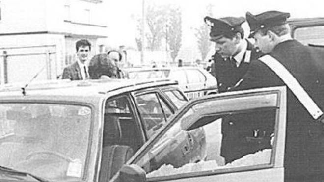 I carabinieri sul luogo dell’omicidio di Umberto Mormile