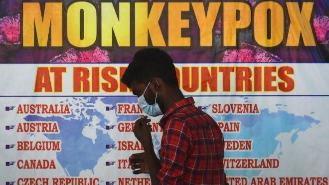 Un manifesto che indica i Paesi a rischio per il vaiolo delle scimmie