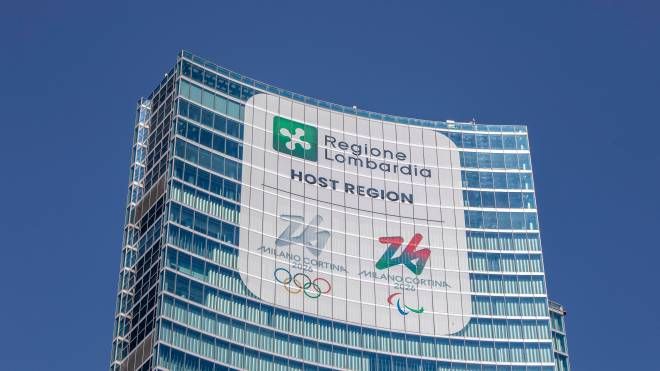 Il logo delle Paralimpiadi 2026 Milano Cortina svetta sulla sede della Regione Lombardia