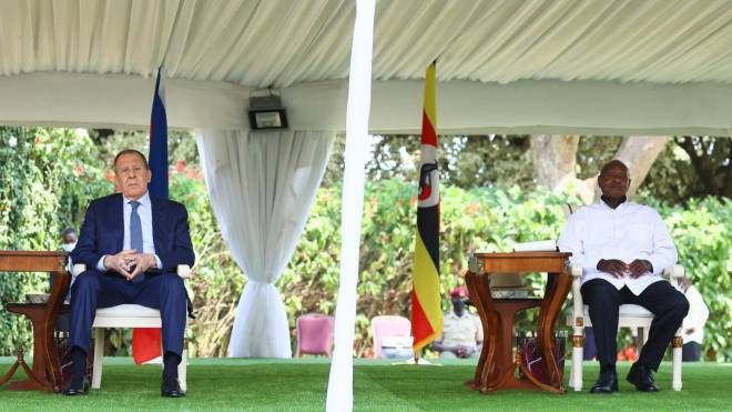Il ministro degli esteri russo Sergey Lavrov accolto in Uganda dal suo omologo