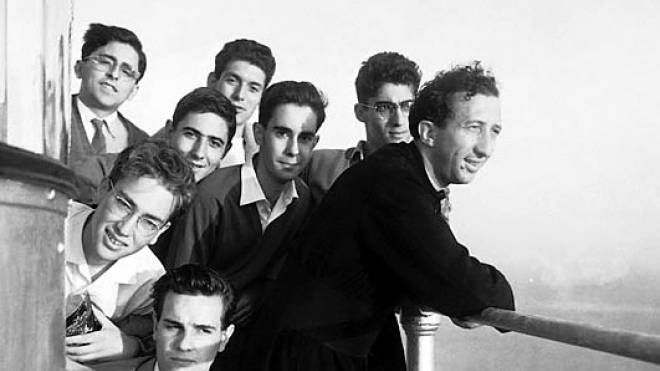 Don Luigi Giussani con alcuni studenti durante una gita nel 1956