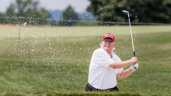 Donald Trump si diverte con la mazza nel suo contestato campo da golf