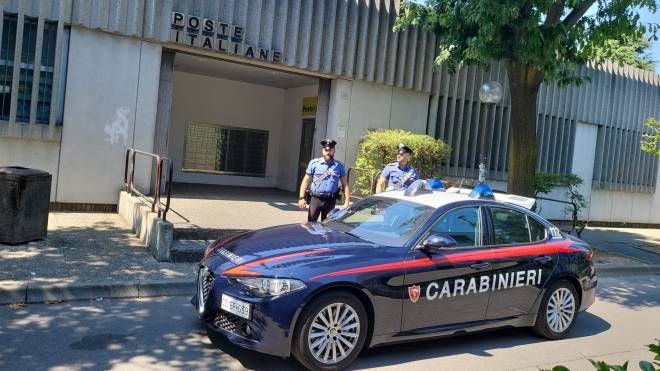 I carabinieri davanti all'ufficio postale di Gorgonzola, in via Simone Cantoni 13