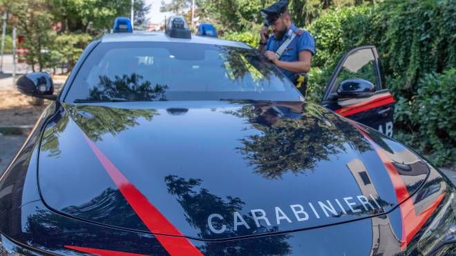 I carabinieri erano intervenuti perché l'uomo si era barricato in casa