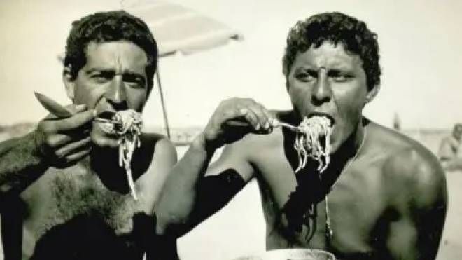 Un'immagine d'epoca di spaghettata in spiaggia