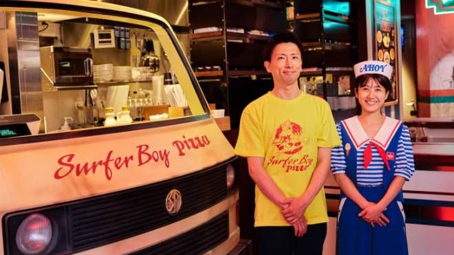 Due camerieri del locale di Tokyo ispirato a Stranger Things