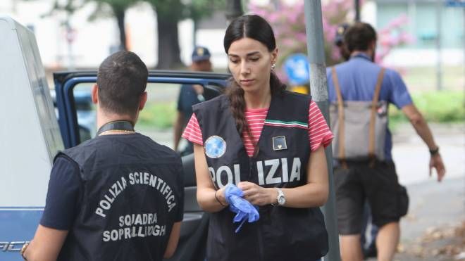 Polizia sul luogo dell'accoltellamento a Milano