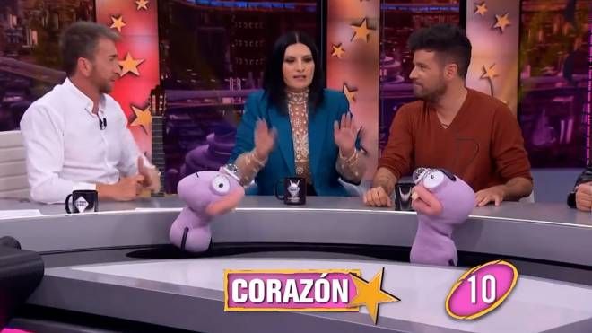 Laura Pausini ospite della tv spagnola rifiuta di intonare Bella ciao (frame video)