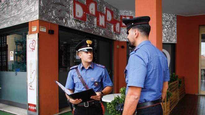 I carabinieri di fronte al bar dell'omicidio