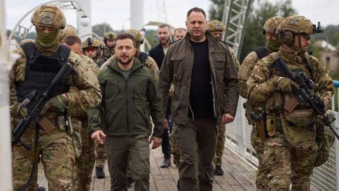 Il presidente ucraino Volodymyr Zelensky ieri a Izyum, poco prima dell'incidente