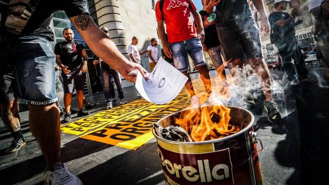 Una delle manifestazioni in cui sono state bruciate le bollette, 2 settembre, Napoli