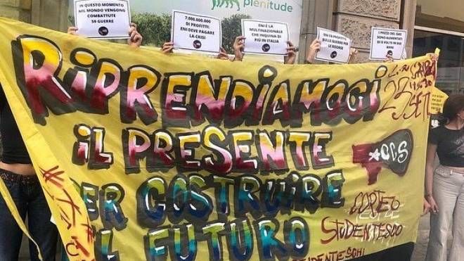 Manifestazione davanti alla sede di Eni in corso Buenos Aires (Foto Facebook)