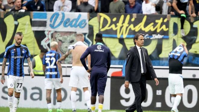 Udine, giocatori e Inzaghi a testa bassa sotto il settore ospiti
