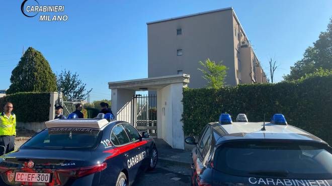 I carabinieri a Rho, davanti al palazzo dove un uomo si è barricato in casa