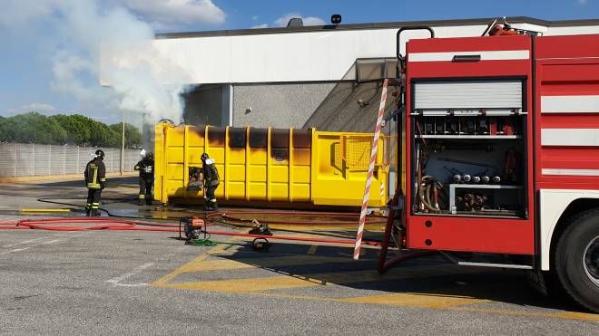 Il container in fiamme
