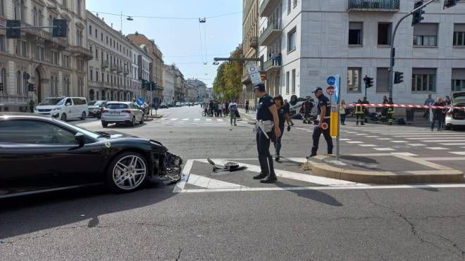 Lo scontro tra Ferrari, auto della Polizia locale e moto