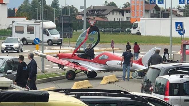 L'aereo ultraleggero atterrato nel parcheggio di un supermercato a Bolzano (Ansa)