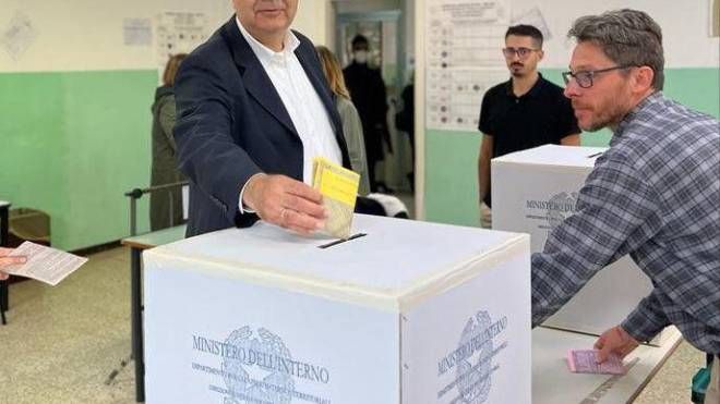 Emanuele Fiano al voto ieri, in un collegio molto difficile
