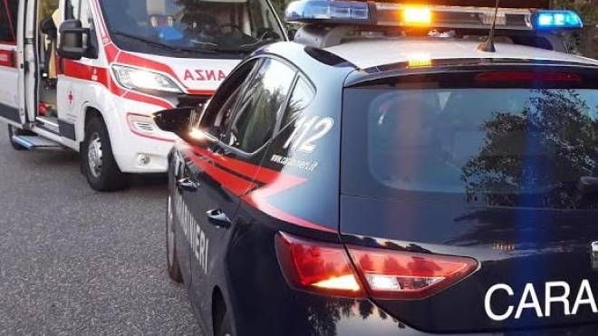 Intervento di carabinieri e ambulanza