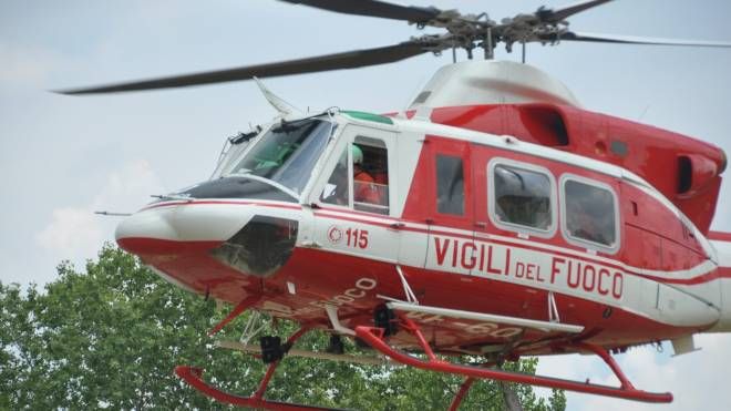 Un elicottero dei vigili del fuoco (Foto di repertorio Fantini)