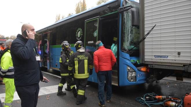 San Donato, incidente sulla Paullese: autobus tampona camion