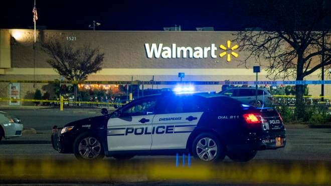 Polizia davanti al Walmart dove è avvenuta la sparatoria