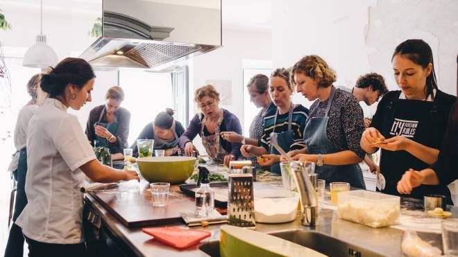 Alessandra Lauria (a sinistra) durante un corso di cucina (da facebook)