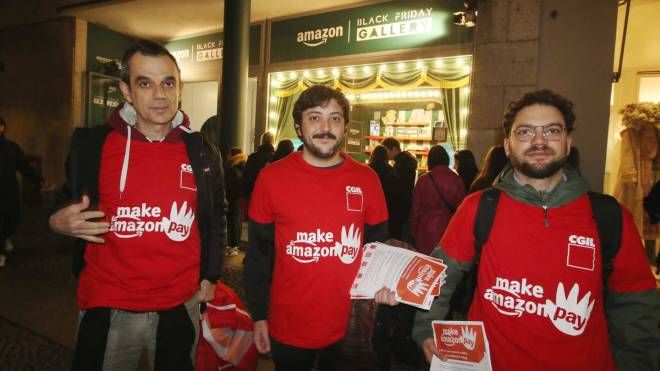 La protesta dei sindacalisti davanti al pop up store Amazon