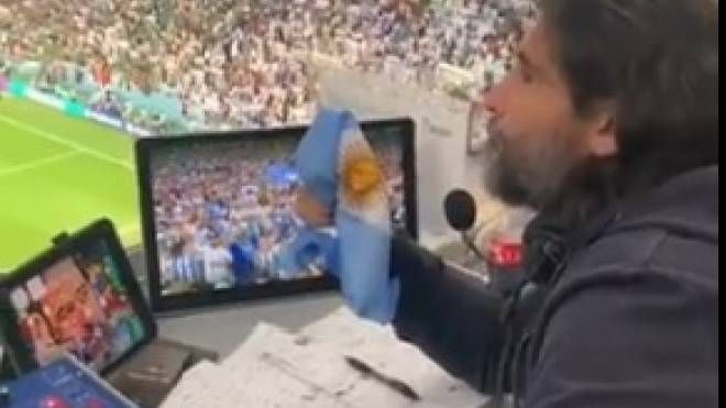 Lele Adani durante la telecronaca della partita dell'Argentina