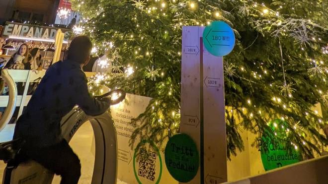 Una delle bici elettriche che alimenta l'albero di Natale a Zurigo