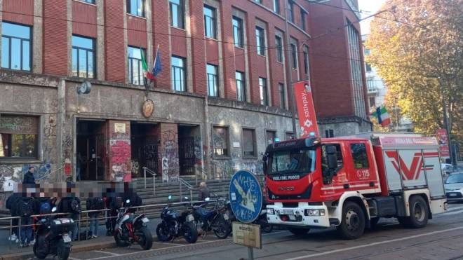 I vigili del fuoco al liceo Virgilio in piazza Ascoli a Milano