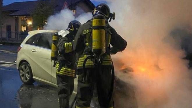 L'auto in fiamme a Missaglia (foto dei Vigili del fuoco di Lecco)