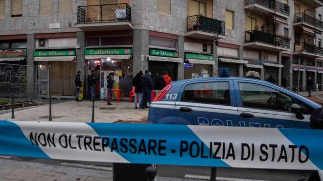 Polizia fuori dal Bar Milano Caffetteria