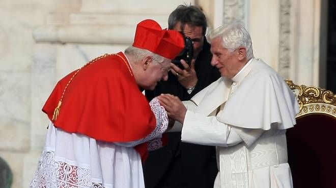 Il cardinale Angelo Scola saluta Benedetto XVI al suo arrivo a Milano nel giugno 2012