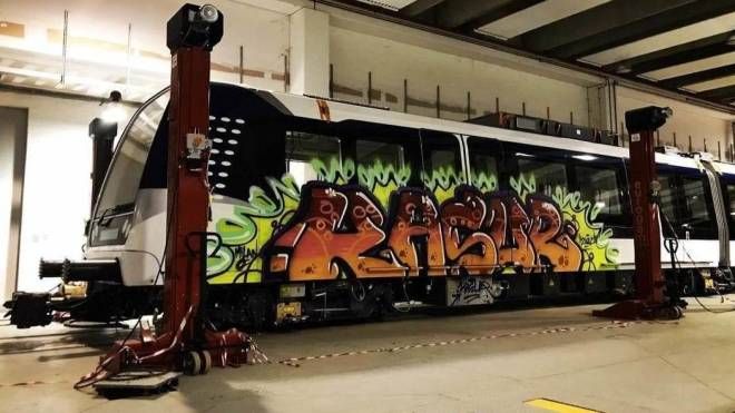 Una foto postata su Instagram per mostrare le "imprese" dei vandali sui nuovi treni M4